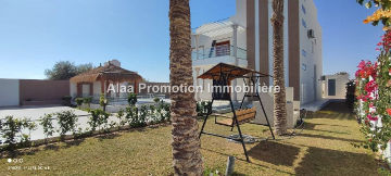 Grande villa S4 avec piscine à vendre à Djerba