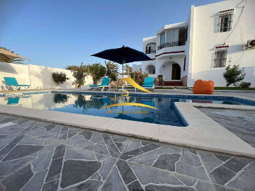 Grande villa S4 avec piscine à la zone touristique Djerba pour la location annuelle